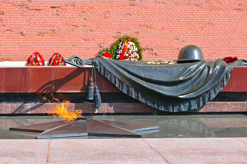 Tombe du Soldat Inconnu et flamme éternelle au Kremlin à Moscou