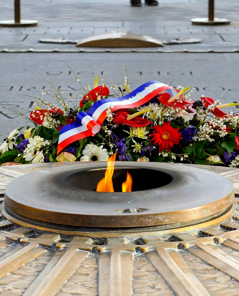 Tombe du Soldat Inconnu et flamme éternelle sous l'Arc de Triomphe à Paris