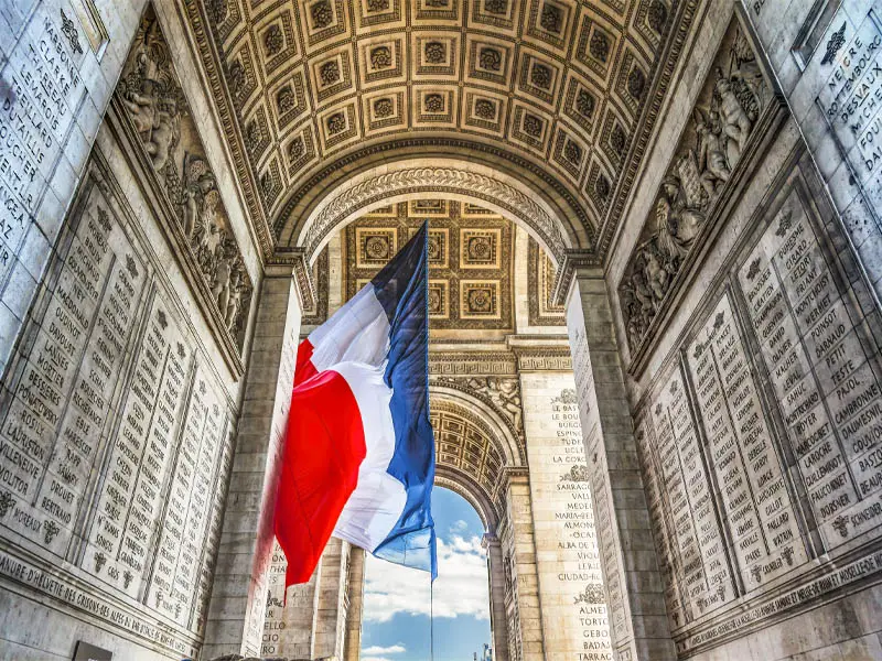 Arc de triomphe paris drapeau français c depositphotos