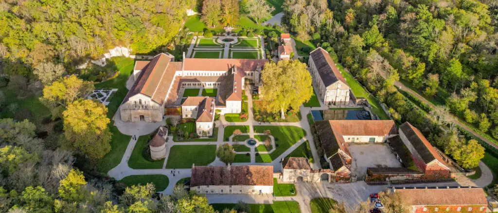 Abbaye de Fontenay en Côte d'Or, Bourgogne, vue en drone © Histoires de patrimoine