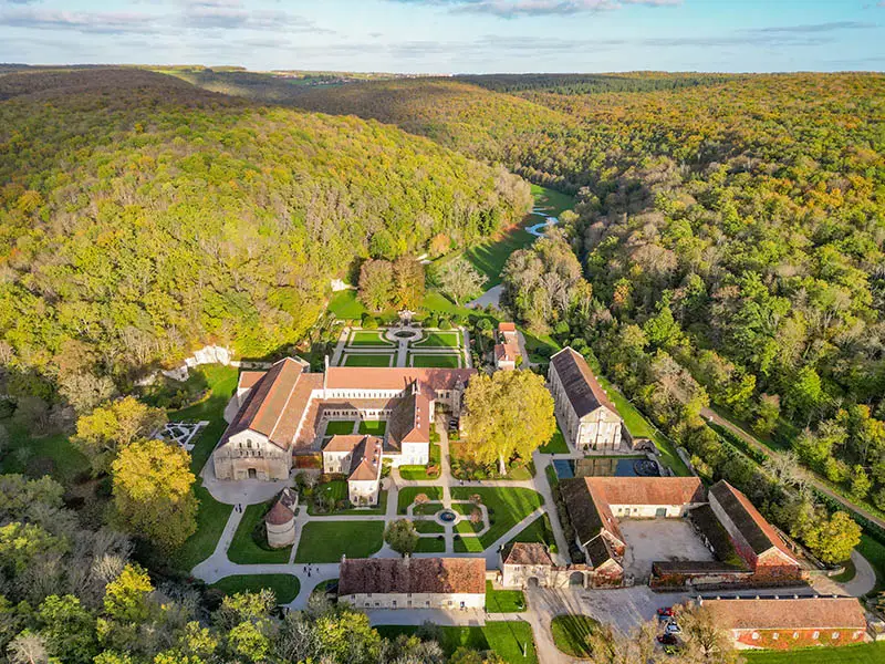 Abbaye de Fontenay en Côte d'Or, Bourgogne, vue en drone © Histoires de patrimoine