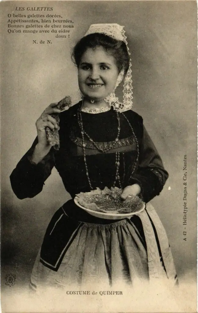 O belles galettes dorées, Appétissantes, bien beurrées, Bonnes galettes de chez nous Qu'on mange avec du cidre doux. Carte postale d'une bretonne en costume de Quimper, tenant une crêpe. Tout début du XXe siècle