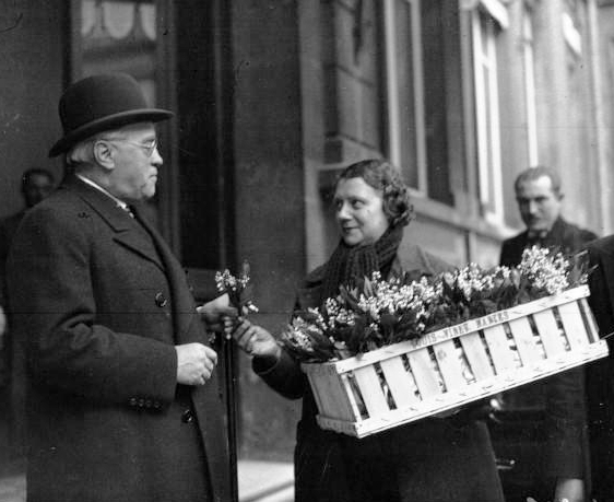 Albert Sarraut, président du Conseil, achetant un brin de muguet le 1er mai 1936 ©Agence de presse Meurisse