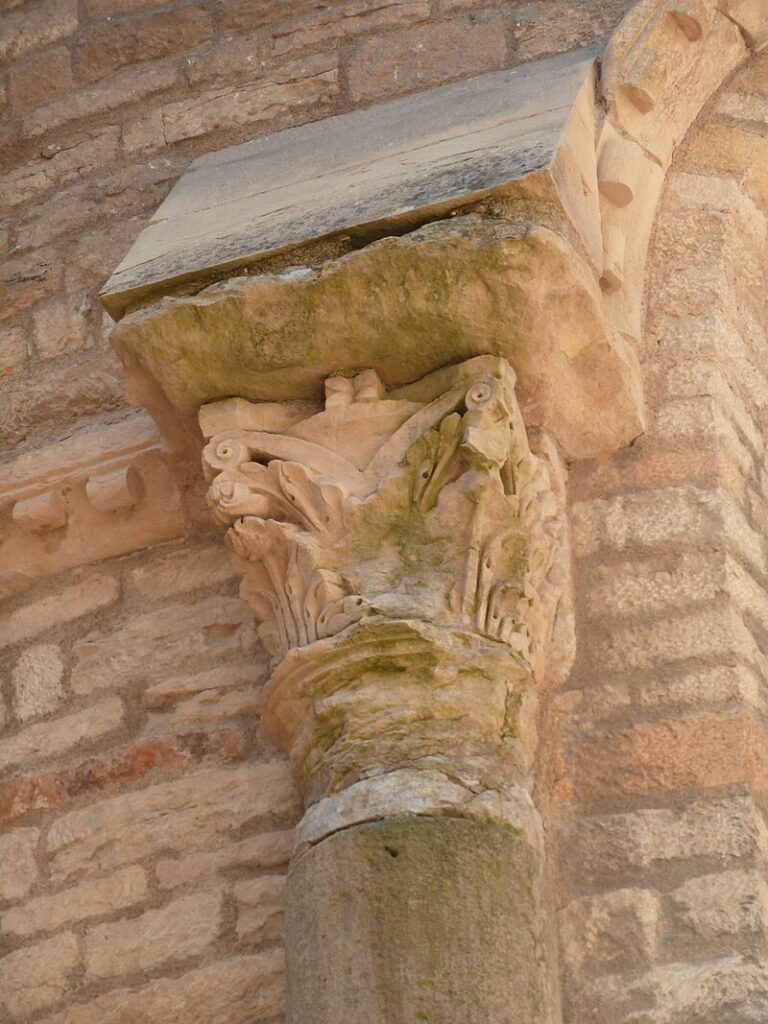 Chapiteau de l'abside du petit transept, Abbaye de Cluny ©LeZibou