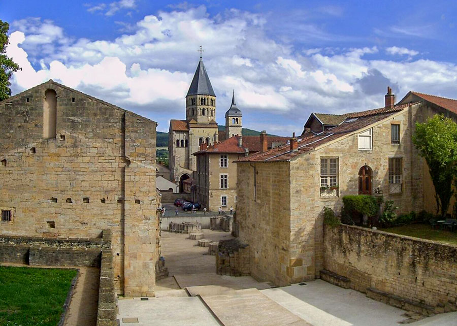 Allée centrale, Abbaye de Cluny, ©Ntametrine