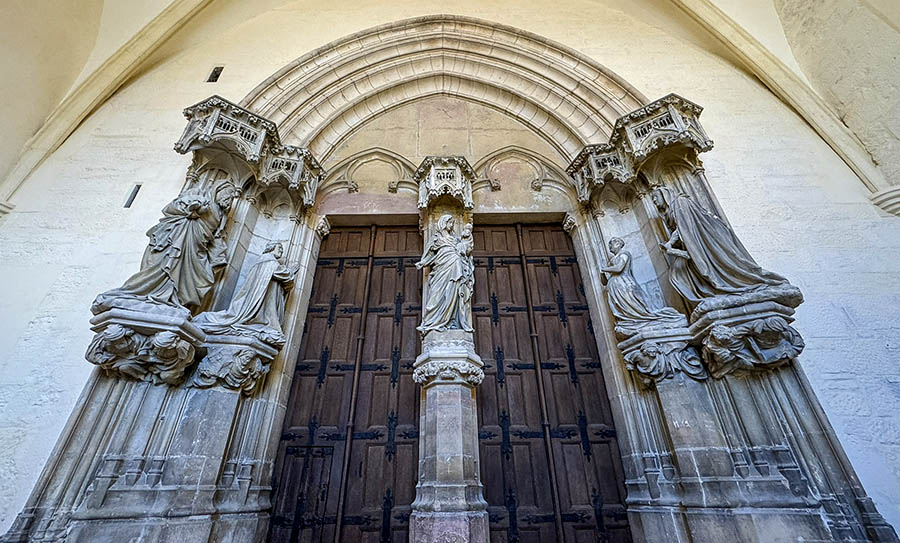 Portail de l'église du XVe siècle, Chartreuse de Champmol, Dijon. ©Histoires de Patrimoine