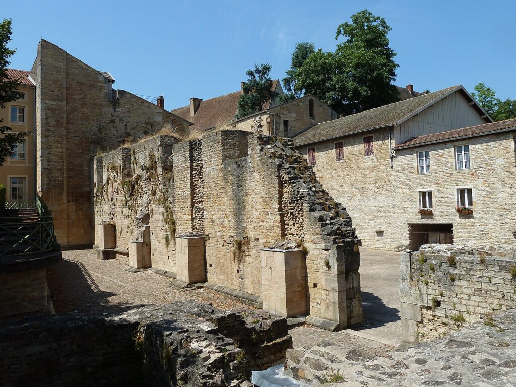 Abbaye de Cluny, Vestiges du portail et du narthex ©LeZibou
