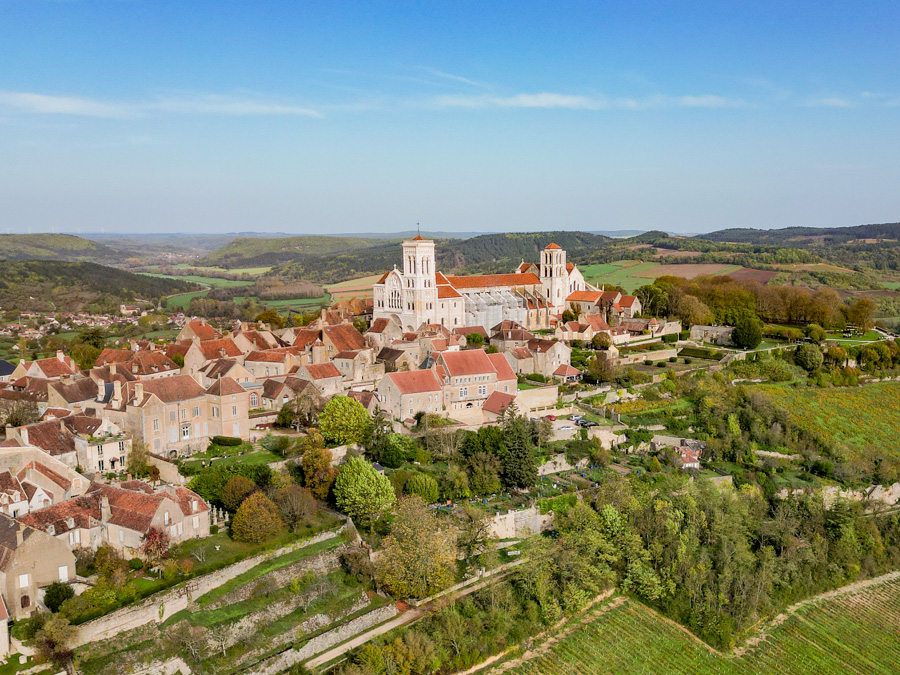 Colline et abbaye de Vézelay dans l'Yonne, Bourgogne-Franche-Comté © Histoires de patrimoine