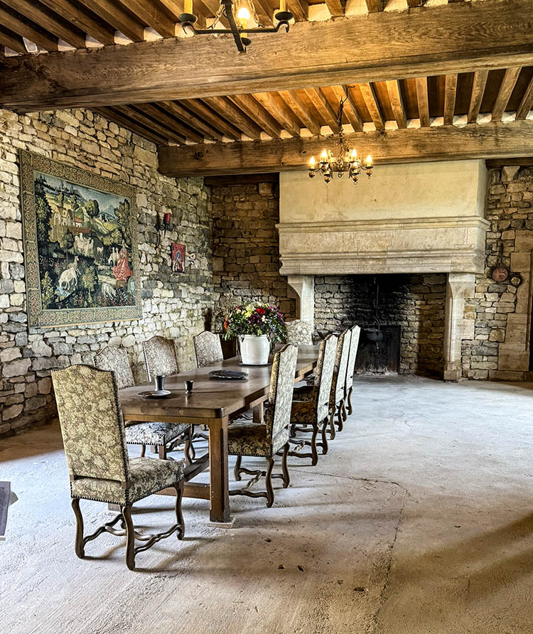 Salle à manger du Château de Mâlain en Côte-d'Or, Bourgogne © Histoires de patrimoine