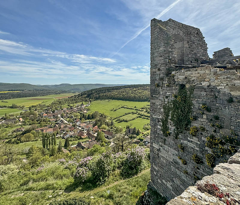 Village de Mâlain vu depuis le Château de Mâlain en Côte-d'Or, Bourgogne © Histoires de patrimoine