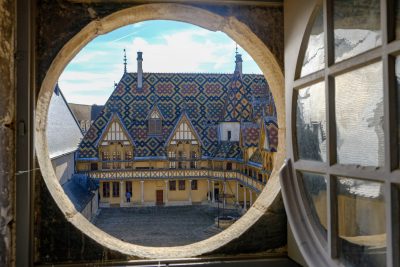 Vue sur l'Hôtel-Dieu des Hospices de Beaune en Côte-d'Or - Région Bourgogne-Franche-Comté © Histoires de patrimoine